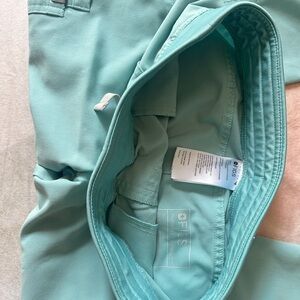 Figs
Women’s Kade Petite Cargo Scrub Pants
Color: Seaglass
Size: Petite XS